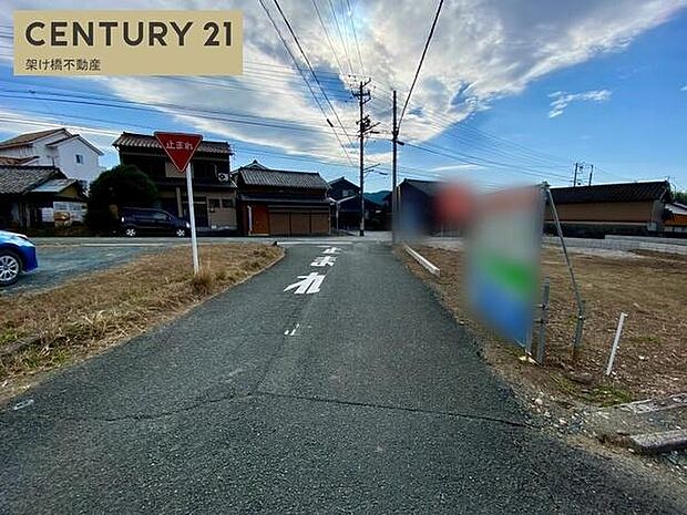 南側公道約8ｍ東側公道約4ｍ北側法定外道路約3ｍ