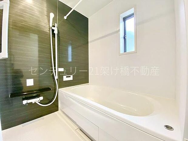 【浴室】浴室乾燥暖房機付きです。雨の日の洗濯物の乾燥やヒートショック対策としてもお使い頂けます。