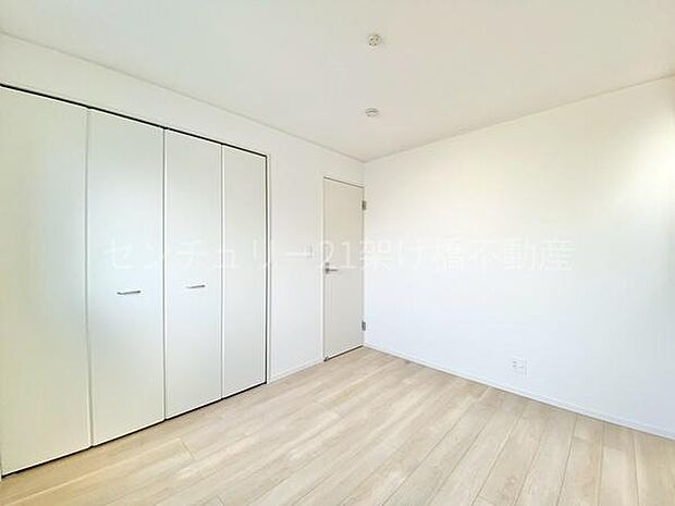 【2階　洋室　5.2帖】全洋室2面採光で明るいお部屋♪クローゼット完備◎