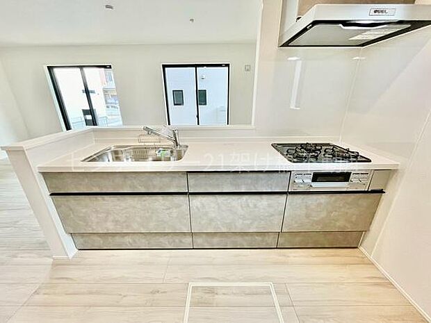 【キッチン】清潔感のあるグレーホワイトのシステムキッチン