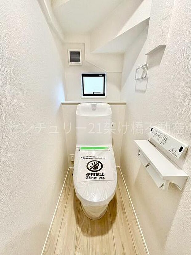 【1階 トイレ】温水洗浄便座で快適にお使いいただけます。