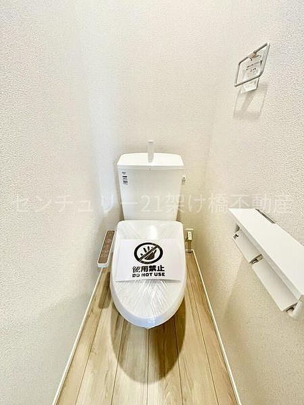 【2階 トイレ】温水洗浄便座で快適にお使いいただけます。