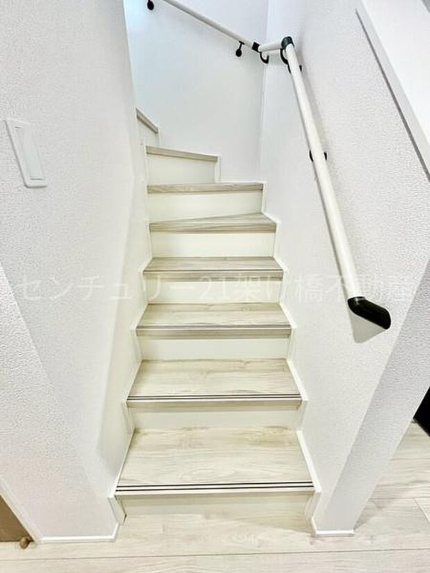 手すり付きの階段は小さなお子様やお年寄りのいるご家庭にも安心です♪