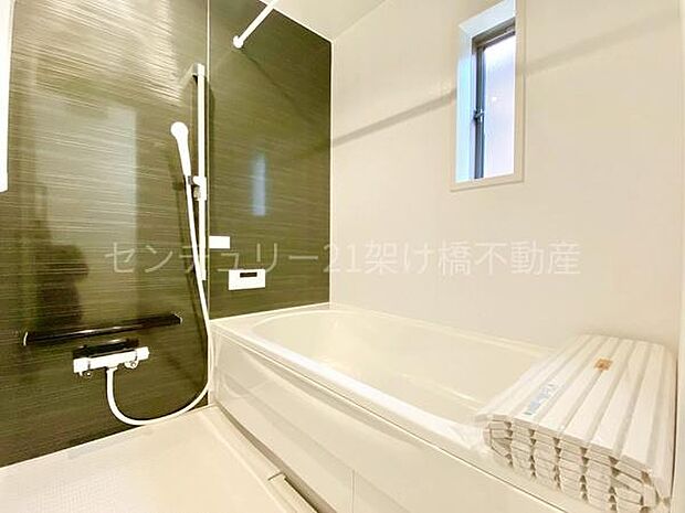 【浴室】浴室乾燥暖房機付きです。雨の日の洗濯物の乾燥やヒートショック対策としてもお使い頂けます。