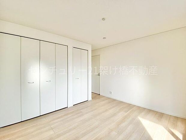 【2階　洋室　7.5帖】広々としたこちらの洋室は主寝室におすすめ！クローゼット×2♪