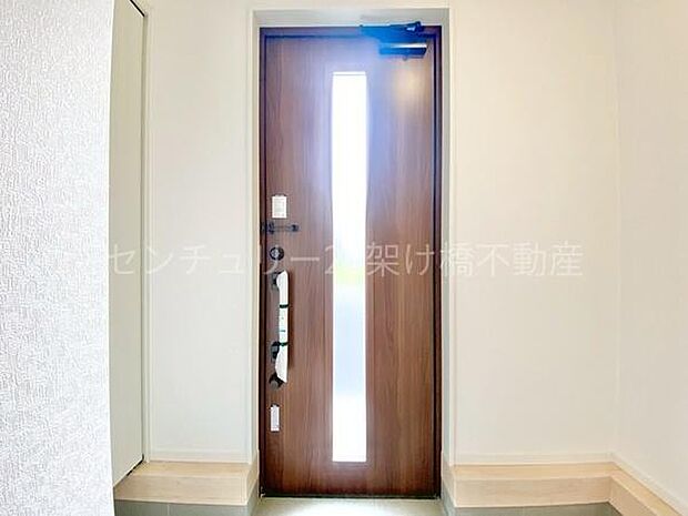 【玄関】採光面があり、明るい玄関です。