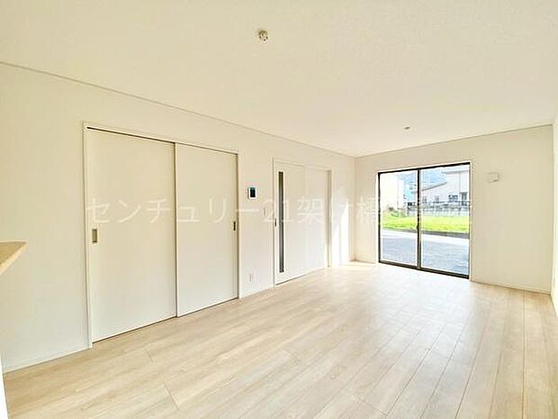 【ＬＤＫ 16.3帖】防犯面や子供が大きくなってからも安心なリビングスルー階段採用。