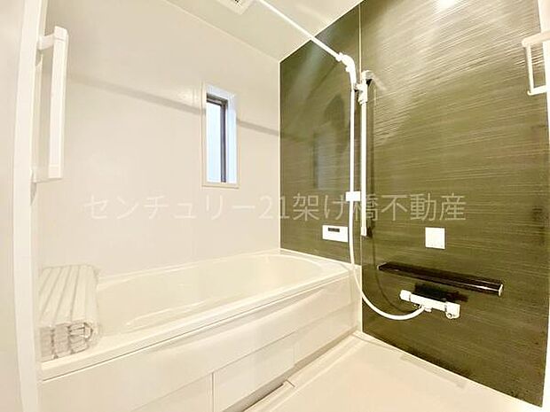 【浴室】浴室乾燥暖房機付きです。雨の日の洗濯物の乾燥やヒートショック対策としてもお使い頂けます。