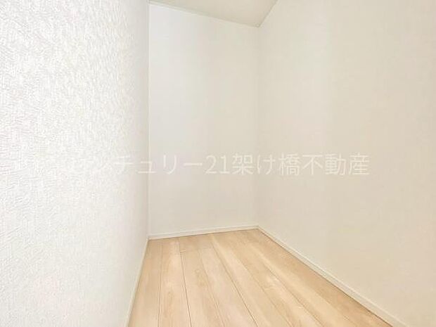 【パントリー】キッチン裏には大容量パントリー！ストック用品はもちろん、普段使わない家電用品も収納可能です◎