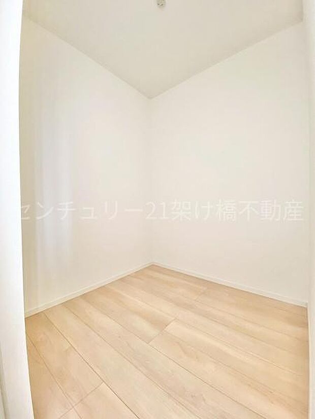 【2階　洋室　6.2帖】ウォークインクローゼット2帖季節物の収納も安心です◎