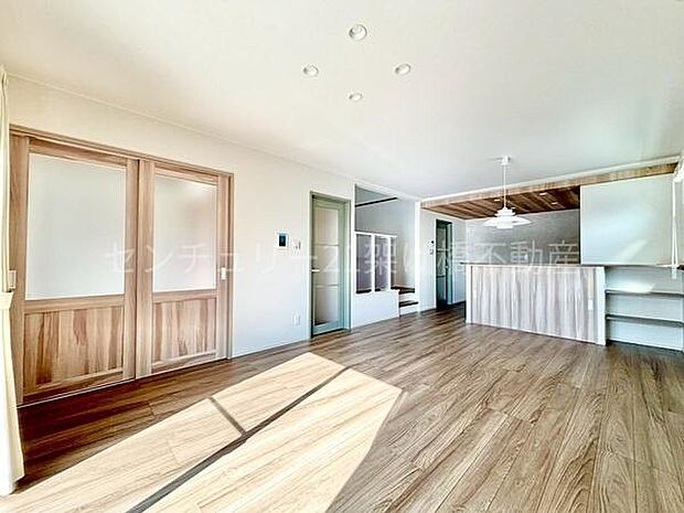 【ＬＤＫ 18帖】防犯面や子供が大きくなってからも安心なリビングスルー階段採用。