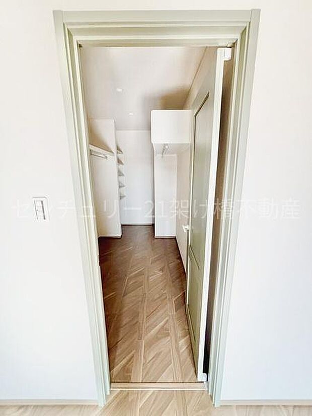 【2階　8帖　洋室】ウォークインクローゼット便利な棚付き大容量ウォークインクローゼットなので左右で分けてご夫婦でお使いいただけます。