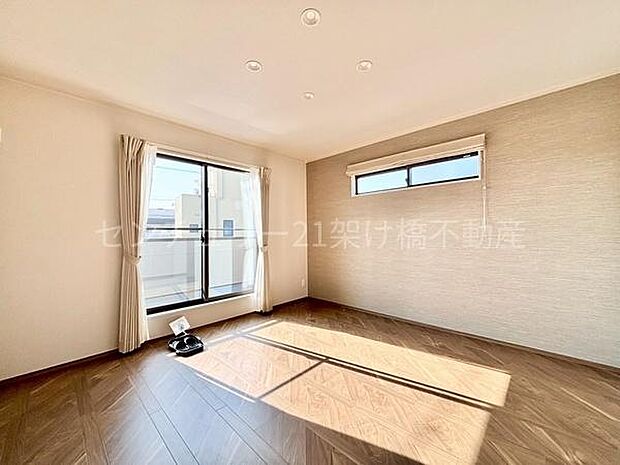 【2階　8帖　洋室】アクセントクロスが洒落なこちらの洋室は、ウォークインクローゼット付きで主寝室におすすめ♪