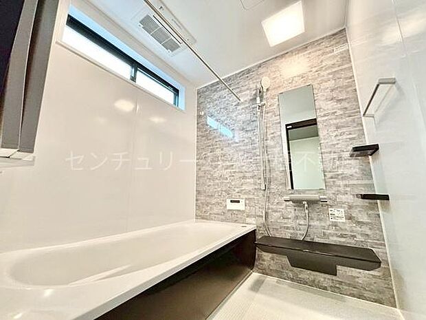 【浴室】浴室乾燥暖房機付きです。雨の日の洗濯物の乾燥やヒートショック対策としてもお使い頂けます。