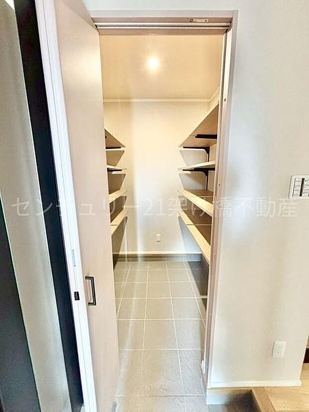 【土間収納】便利な可動棚付きで季節物の靴や、土汚れの気になるアウトドア用品などもたっぷり収納可能！