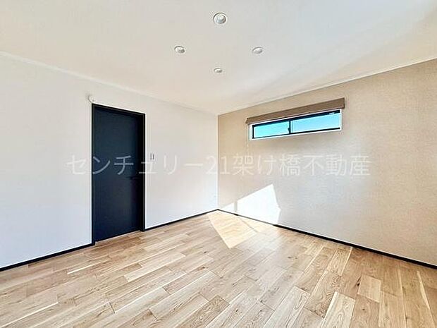 【2階　8帖　洋室】アクセントクロスが洒落なこちらの洋室は、大容量のウォークインクローゼット付きで主寝室におすすめ♪