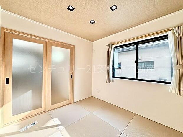 【リビング横　和室　5帖】玄関＆リビングから出入り可能な2WAY和室。他のお部屋を通らず入れる為、急な来客時にも安心です◎