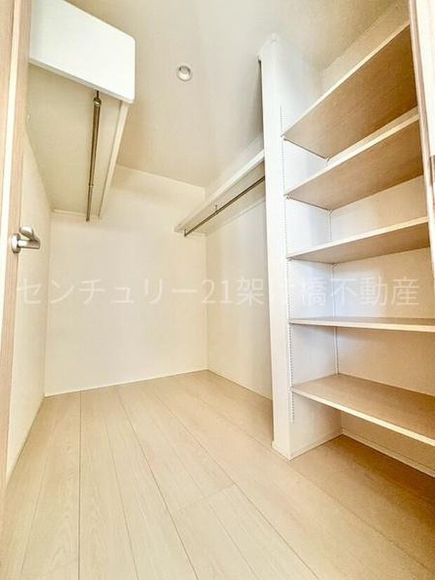 【2階　8帖　洋室】ウォークインクローゼット季節物の収納も安心のたっぷり収納♪