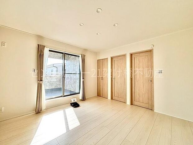 【2階　8帖　洋室】バルコニーに面したこちらの洋室は、ウォークインクローゼット付きで主寝室におすすめ♪
