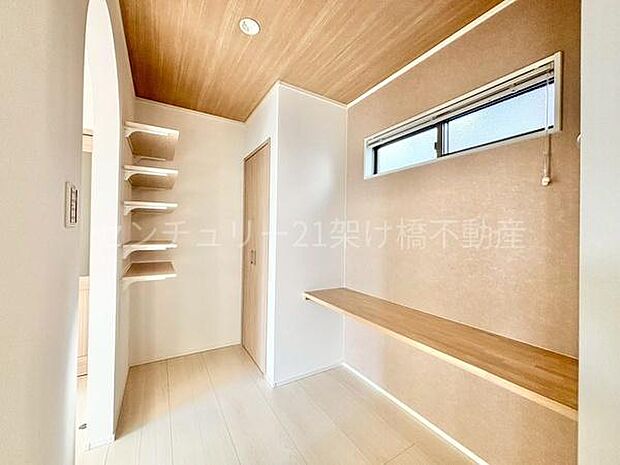 【ワークスペース】キッチン横には便利な収納付きワークスペース。ちょっとした作業場などに◎