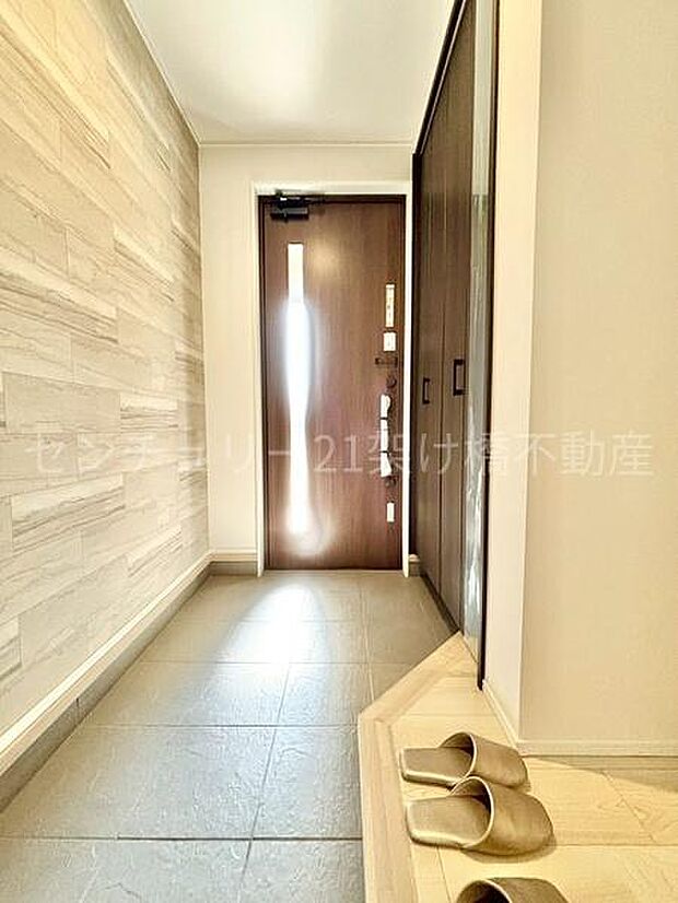 【玄関】採光面があり、明るい玄関です。大型シューズボックス・土間収納・ホール収納など収納豊富◎