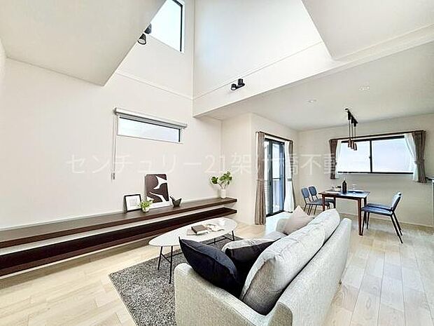 【ＬＤＫ 18.5帖】南向きで明るく、吹抜けで開放感あるリビングです♪