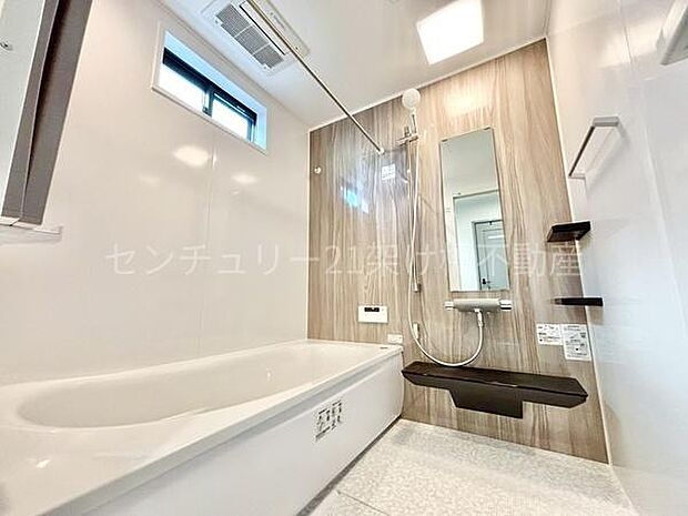 【浴室】浴室乾燥暖房機付きです。雨の日の洗濯物の乾燥やヒートショック対策としてもお使い頂けます。