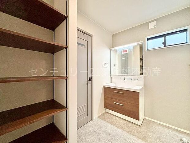 【洗面所】三面鏡の独立洗面台となっております。ストックや、タオルなどを収納するのに便利な収納棚あり◎