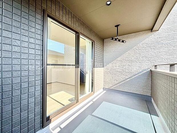 【南向きバルコニー】雨の日も安心なインナーバルコニーです。お洗濯だけでなくご家族の憩いの空間にも◎