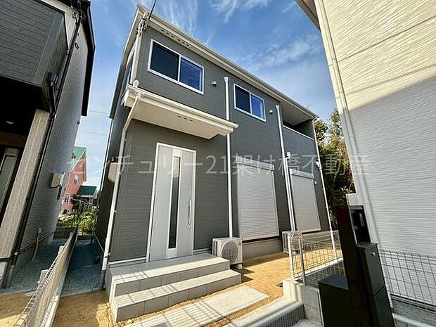 【玄関】屋根付きで雨の日にも安心です◎