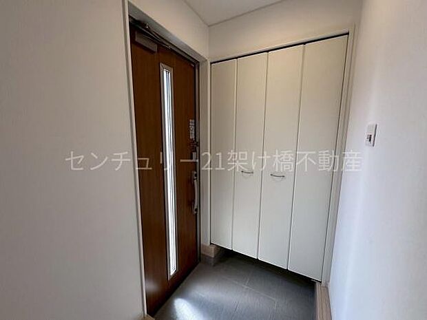 天井まであるシューズボックスでたっぷり収納できます。