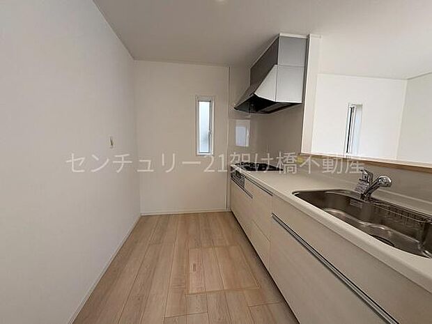 【対面式システムキッチン】三口コンロ、グリル、浄水器付きシンクでお料理が捗ります♪