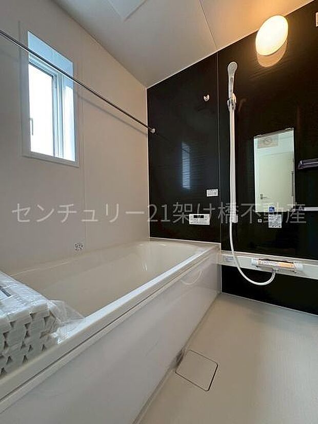 【浴室】浴室乾燥暖房機付きです。雨の日の洗濯物の乾燥やヒートショック対策としてもお使い頂けます。