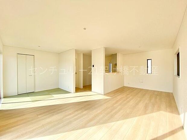 【ＬＤＫ 17.7帖】南向き3面採光で明るく、開放感あるリビングです♪3帖のタタミコーナー付き◎