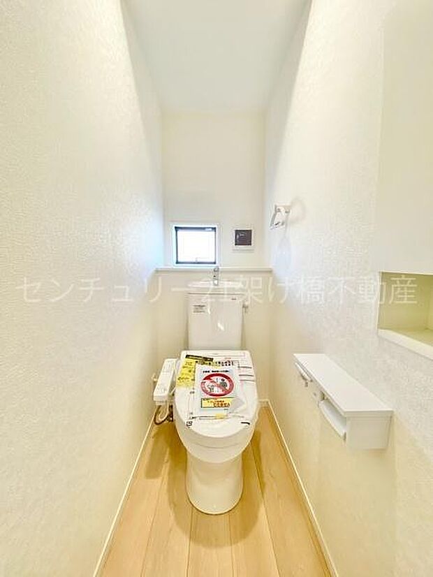 【2階 トイレ】温水洗浄便座で快適にお使いいただけます。