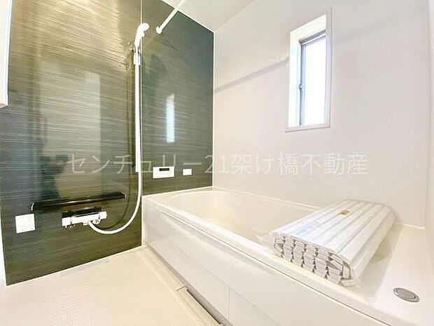 【浴室】浴室乾燥暖房機付きです。雨の日の洗濯物の乾燥やヒートショック対策としてもお使い頂けます。