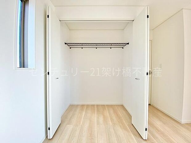 【2階　7.5帖　洋室】クローゼット上段棚つきで寝具なども収納可能です。