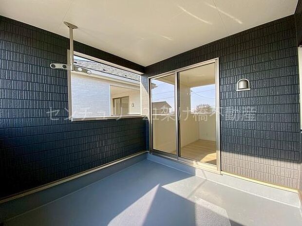 【南向きバルコニー】雨の日も安心なインナーバルコニーです。お洗濯だけでなくご家族の憩いの空間にも◎