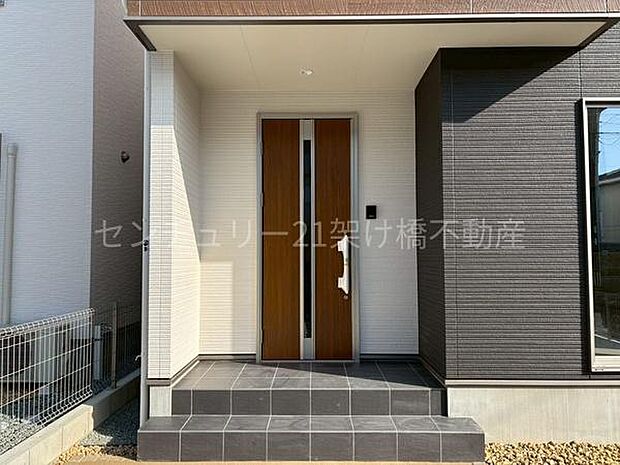 【玄関】屋根付きで雨の日にも安心です◎