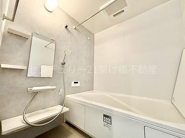 【浴室】浴室乾燥暖房機付きです。雨の日の洗濯物の乾燥やヒートショック対策としてもお使い頂けます。