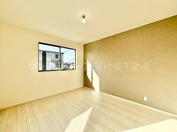 【2階　8.0帖　洋室】全室南向き＆2面採光で日当たり良好！