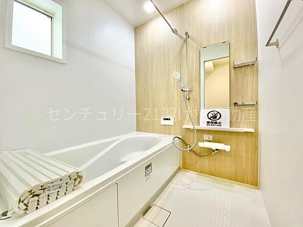 【浴室】浴室乾燥暖房機付きです。雨の日の洗濯物の乾燥やヒートショック対策としてもお使い頂けます。