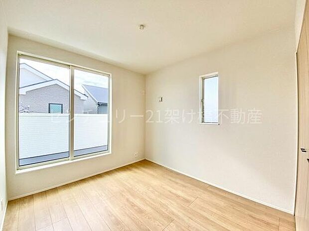 【2階　南側5.2帖　洋室】ルーフバルコニーに面した洋室♪