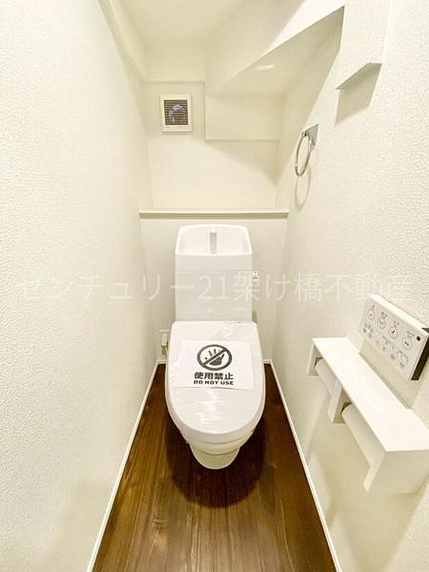 【1階 トイレ】温水洗浄便座で快適にお使いいただけます。