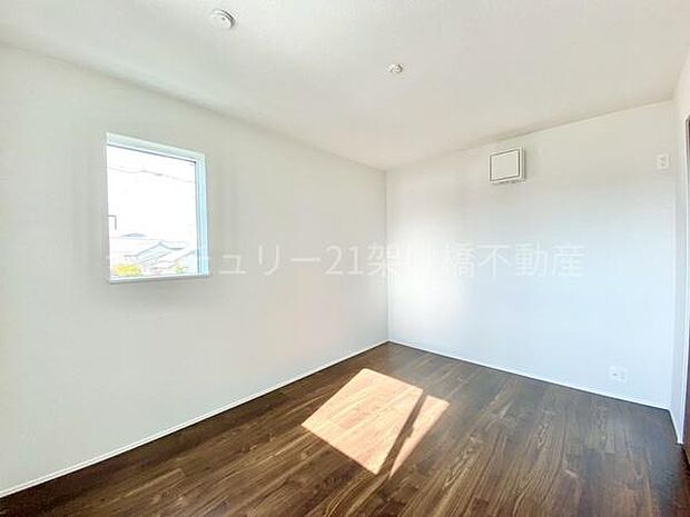 【2階　6.5帖　洋室】広々とした洋室は主寝室にもおすすめです◎