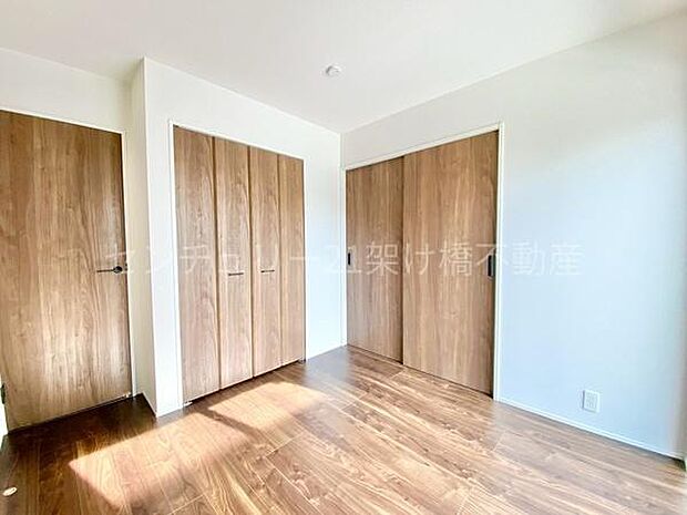 【1階　4.7帖　洋室】ＬＤＫ隣接の洋室はお子様の遊び場や勉強スペースにも◎