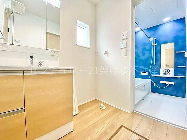 【洗面所】三面鏡の独立洗面台となっております。ストックなどを収納するのに便利な収納あり◎