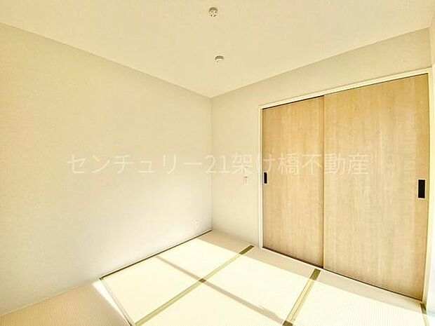 【1階　和室　4.5帖】ＬＤＫに隣接した和室はお子様の遊び場は勉強スペースとしても◎