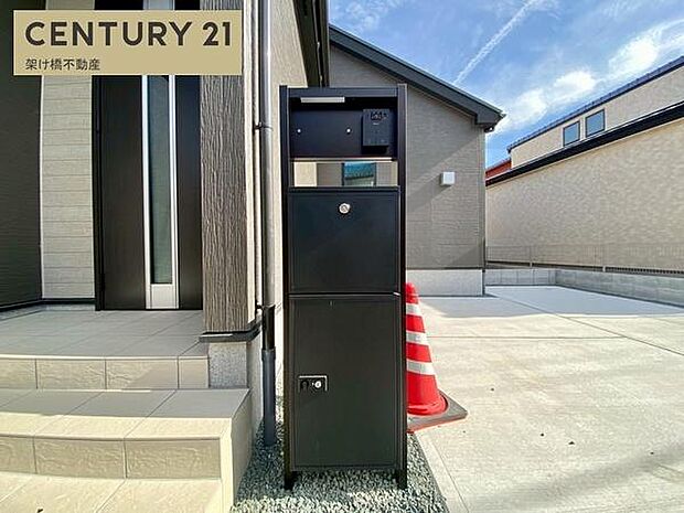 【玄関ポスト・インターホン・宅配ボックス】外出しがちな方でも安心な宅配ボックス付き◎