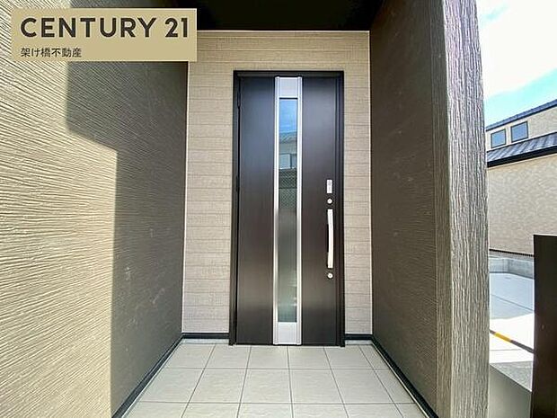 【玄関】屋根付きで雨の日にも安心です◎